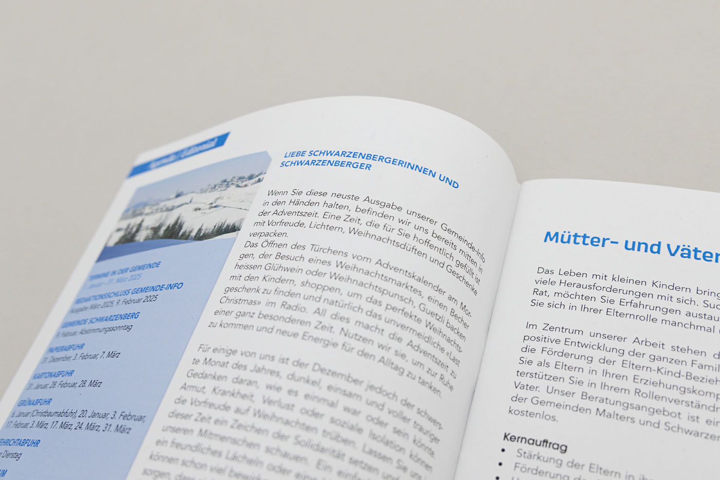 Ein aufgeschlagenes Magazin mit einem Artikel in deutscher Sprache. Der Titel ist blau hervorgehoben, und oben befindet sich ein kleines Bild einer Schneelandschaft. Das Layout mit blauen und weißen Abschnitten sorgt für ein klares und übersichtliches Erscheinungsbild.