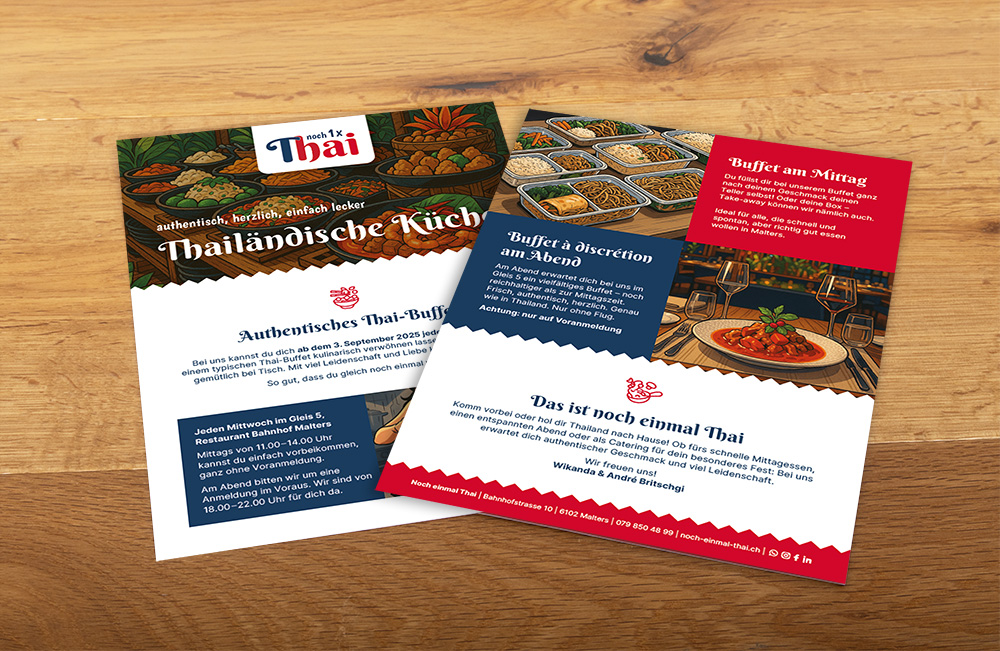 Zwei bunte Flyer für ein thailändisches Restaurant mit Abbildungen von thailändischen Gerichten, Speisekarten und Informationen zum Buffet, nebeneinander auf einem Holztisch. Der Text ist auf Deutsch.