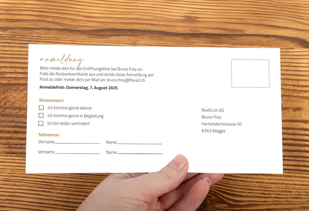 Eine Hand hält eine deutsche RSVP-Karte für eine Veranstaltung am 7. August 2025 mit Ankreuzoptionen für die Teilnahme und Feldern zum Eintragen von Namen. Die Karte enthält Kontakt- und Adressdaten auf der rechten Seite.