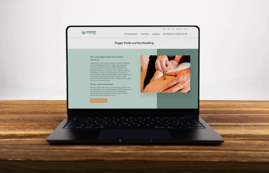 Auf einem Laptop, der auf einem Holztisch steht, ist die Website von Physio-Wolhusen zum Thema „Triggerpunkt und Dry Needling“ zu sehen, mit informativem Text und einem Bild, das eine Hand zeigt, die am Arm einer Person eine Dry-Needling-Behandlung durchführt.